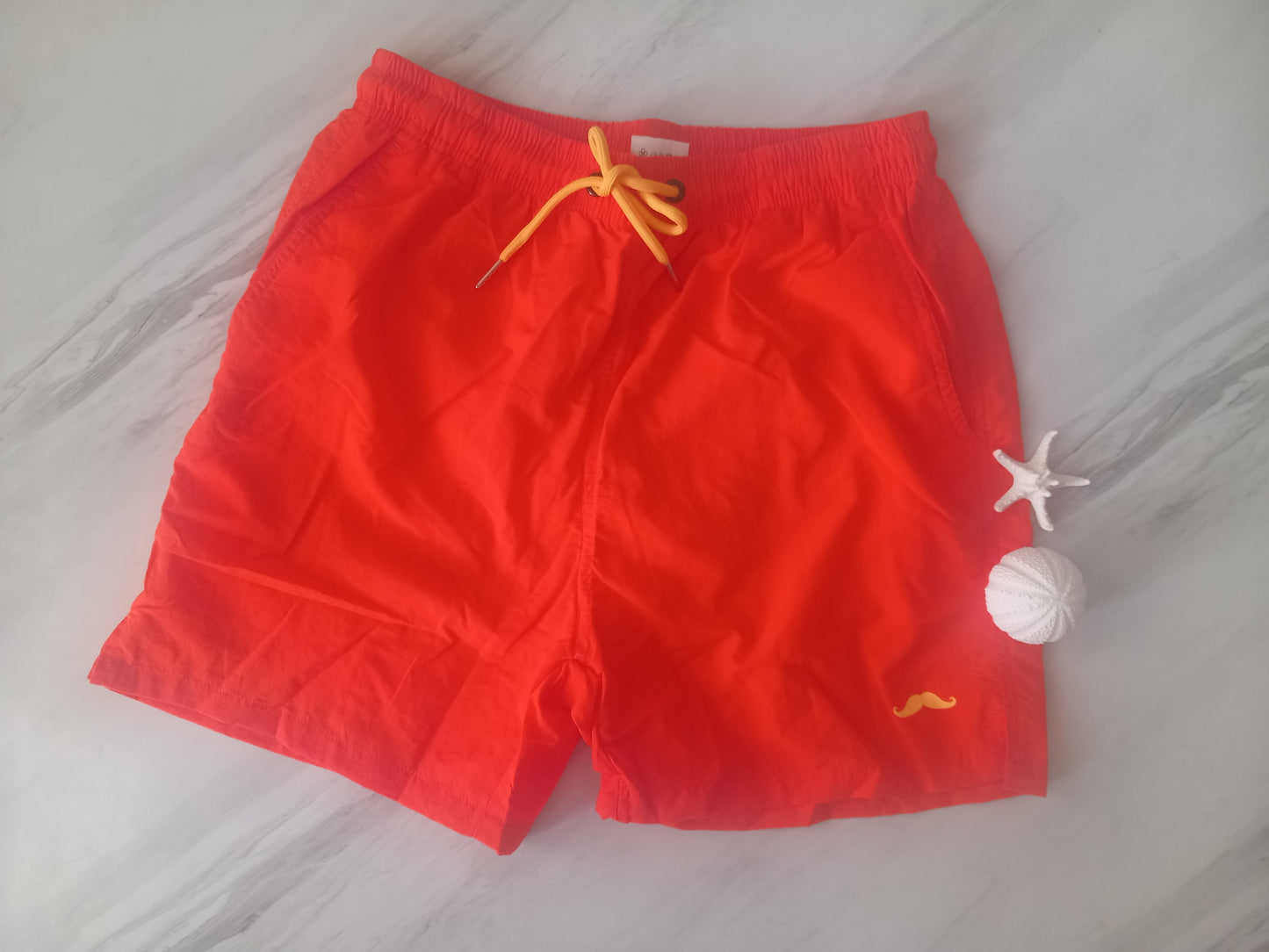 🌊 Short de Bain Moustache Beachwear - Orange Éclatant 🌞

Plongez dans l'été avec style grâce à notre short de bain orange Moustache Beachwear ! Conçu pour allier confort et élégance, il offre une coupe ajustée, un séchage rapide et une ceinture élastique avec cordon de serrage pour un maintien parfait. Idéal pour la plage, la piscine ou les balades en bord de mer.

🩳 Tailles disponibles : S, M, L, XL, XXL
💦 Tissu léger et respirant
🔥 Style tendance, parfait pour toutes vos aventures estivales

➡️ Ajout