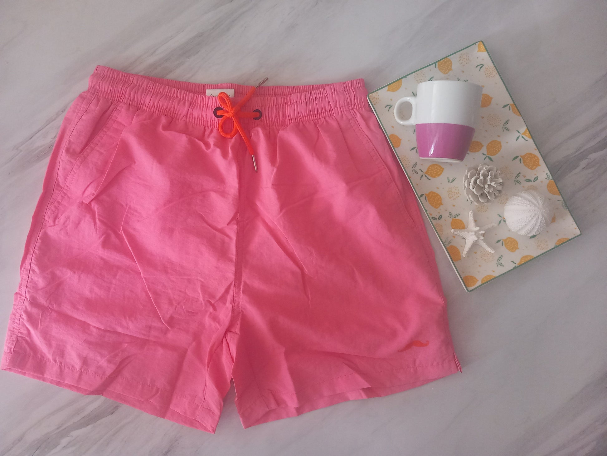 🎀 Short de Bain Moustache Beachwear - Rose Malibu 🌸
Osez la couleur avec notre short de bain rose vibrant ! Son design tendance et sa matière ultra-confortable en font un allié parfait pour toutes vos escapades estivales. Avec son séchage rapide et son cordon ajustable, il assure un confort absolu.

🩳 Tailles disponibles : S, M, L, XL, XXL
💦 Respirant et conçu pour bouger avec vous
🔥 Un look audacieux et fun pour l’été

➡️ Ajoutez du peps à votre dressing ! Commandez le vôtre maintenant.